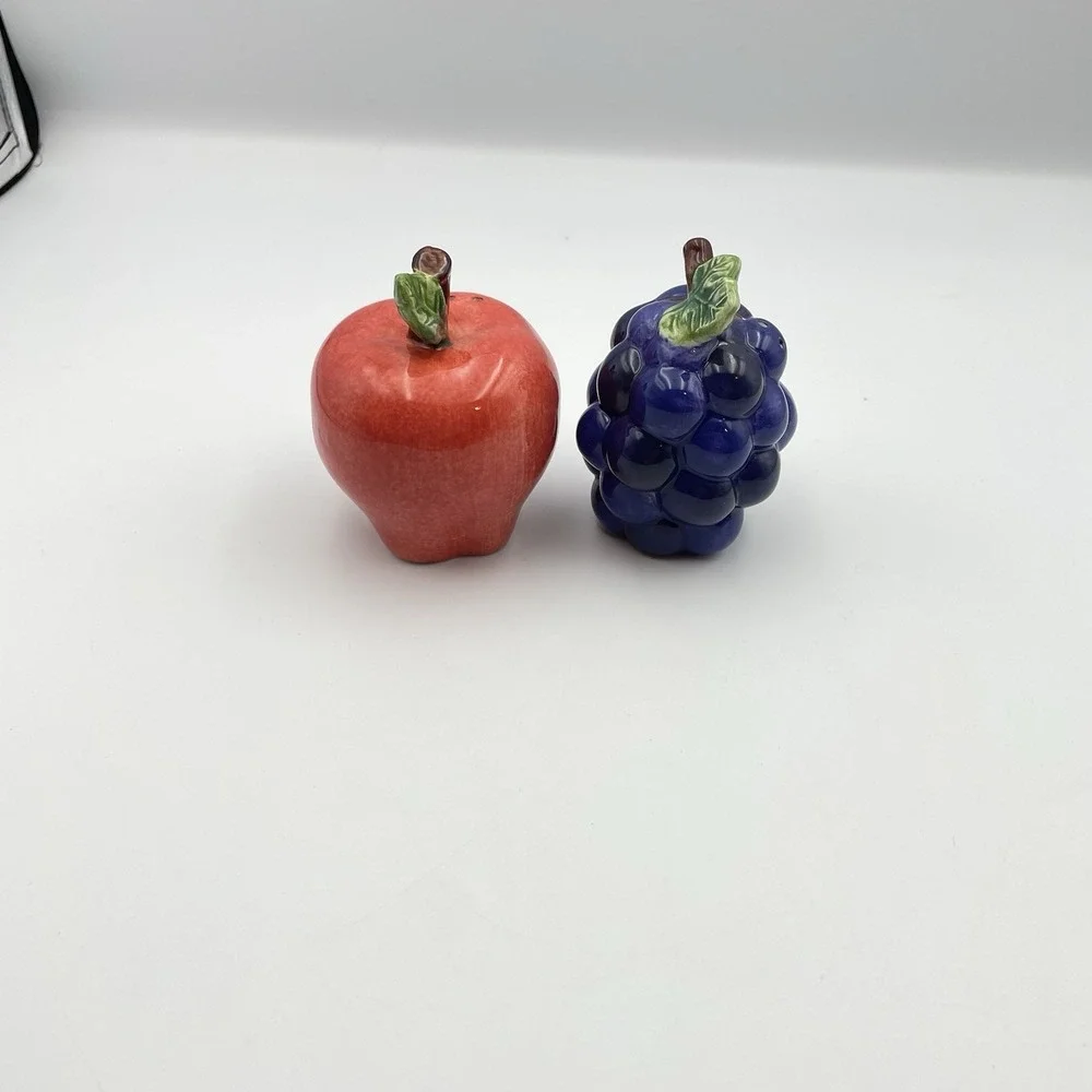 Vintage Jay Glossy Red Apple & Purple Grapes Bunch Salt &‎ Pepper Shakers Set
